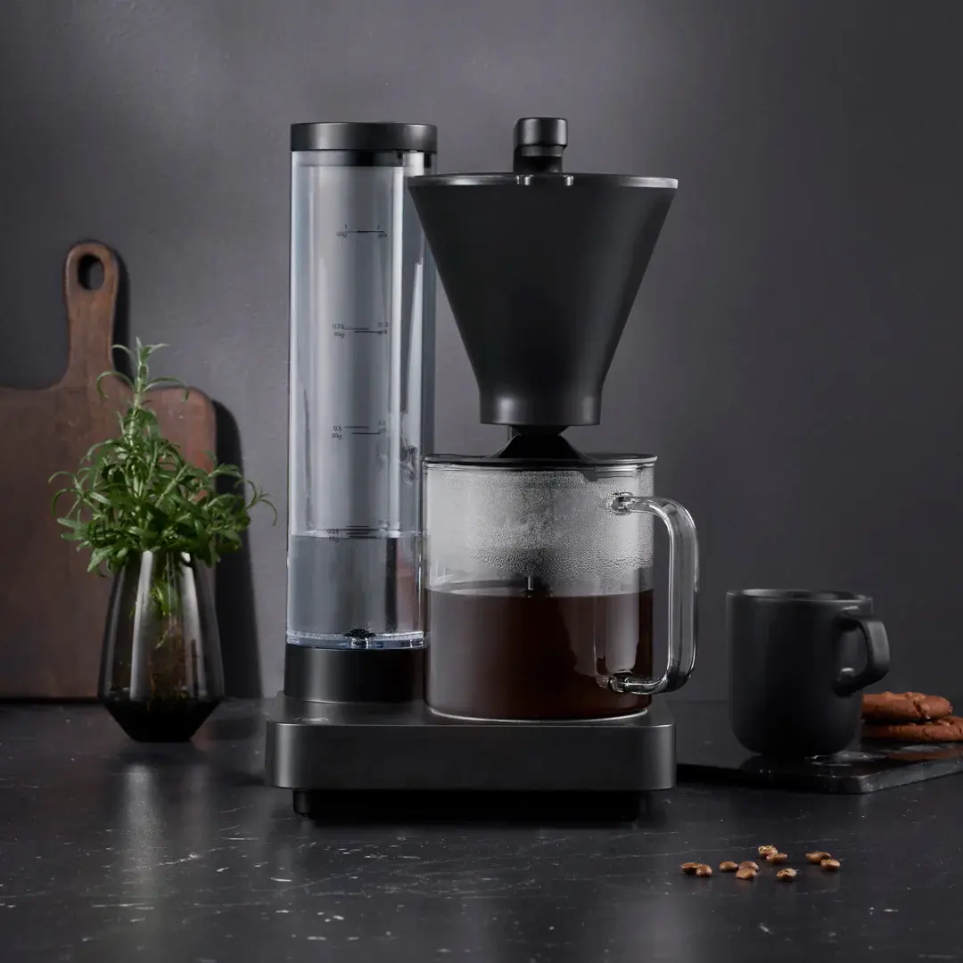 coffee-brewer_performance-compact_cm8b-a100_front_environment_vert_sqr_lr.webp