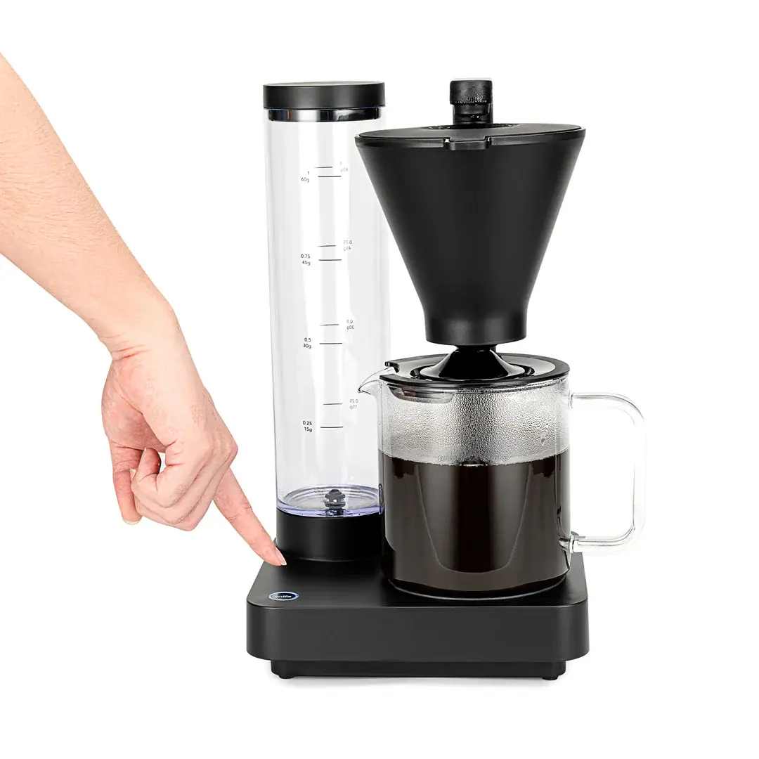 coffee-brewer_performance_compact_cm8b-a100_front_hand-pushing-on.webp