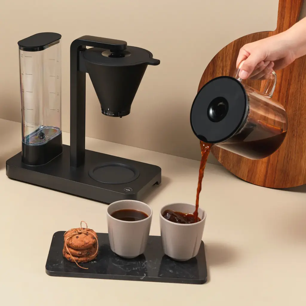 Coffee-Brewer_Performance-WSPL-3B_Beige_Env_Pouring_Sqr_shopify.webp